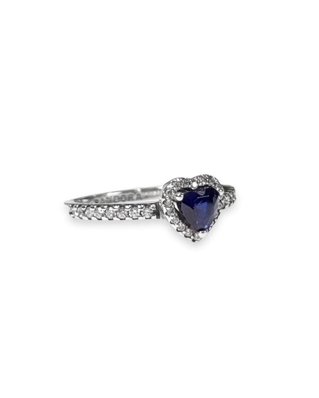 Anillo en corazón brillante
