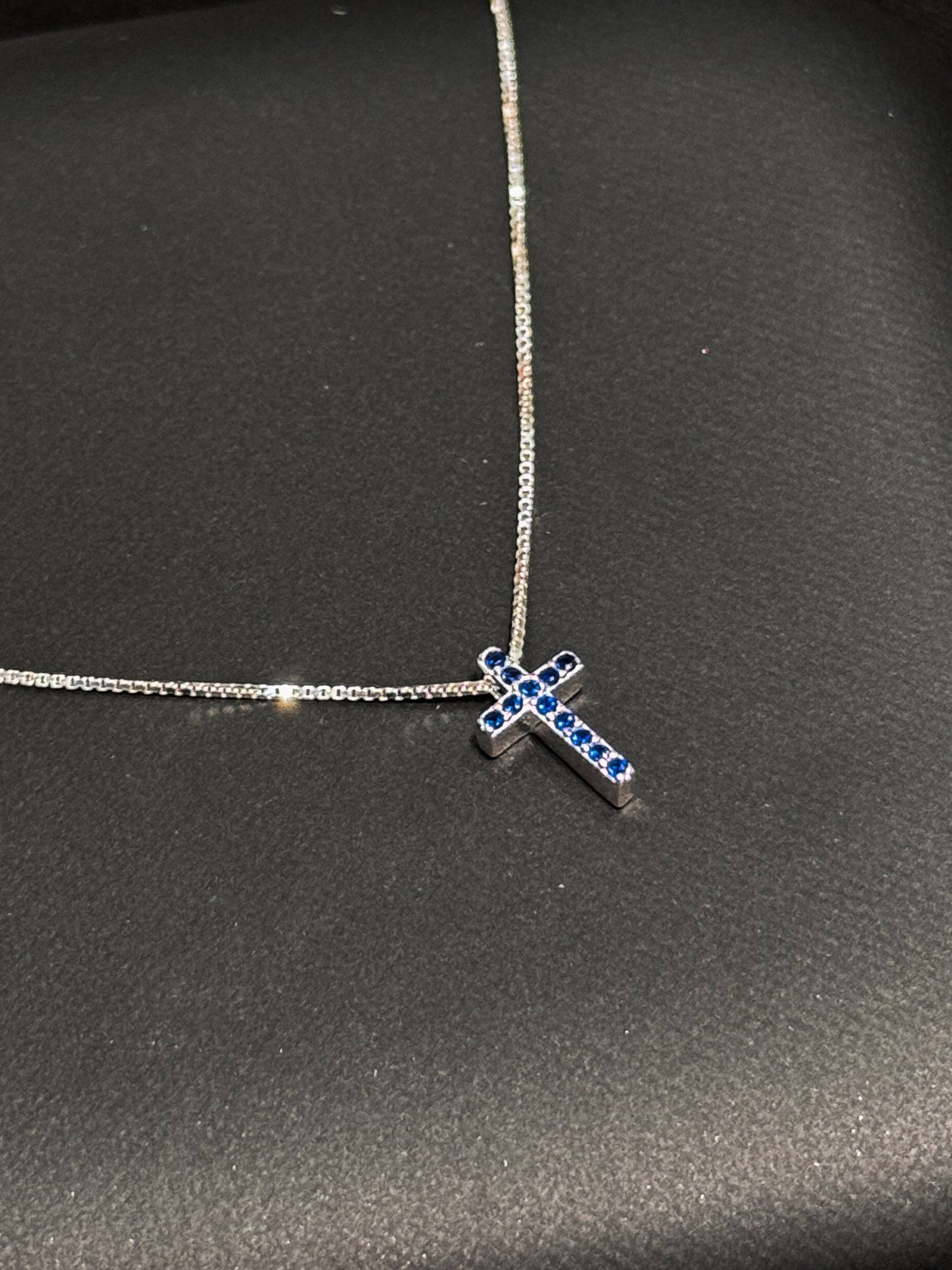 Cadena cruz aguja