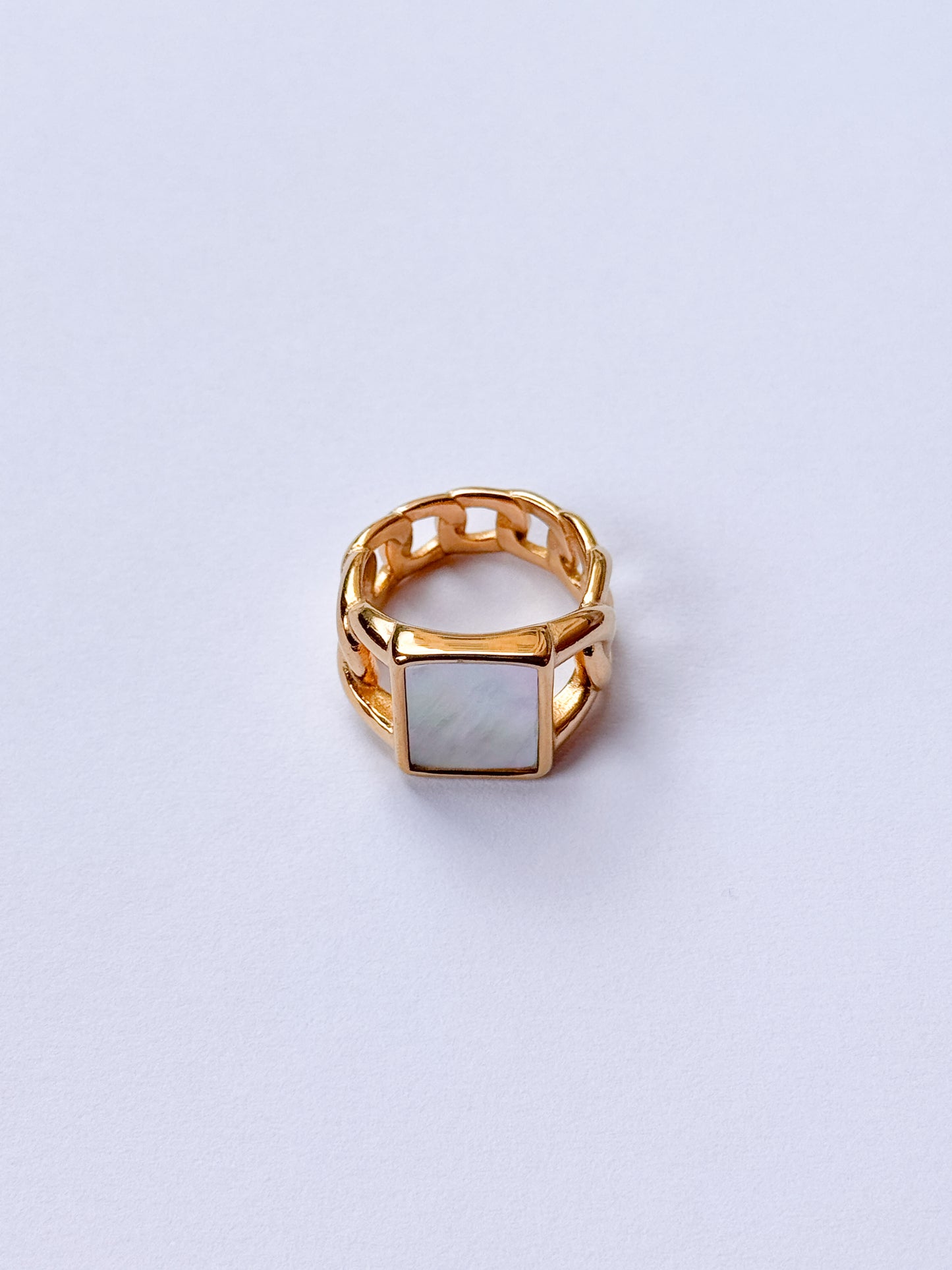 Anillo enredadora cuadrado en nácar