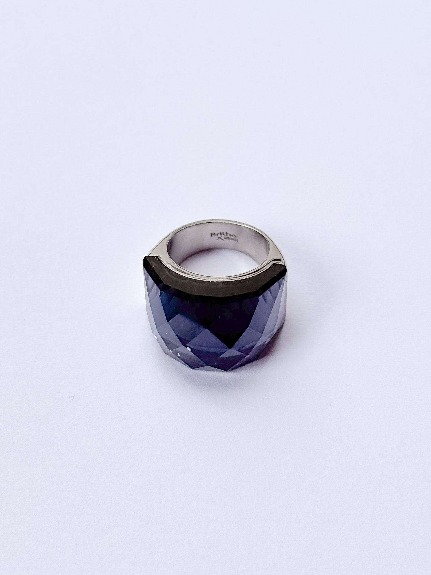 Anillo brillante cristalino