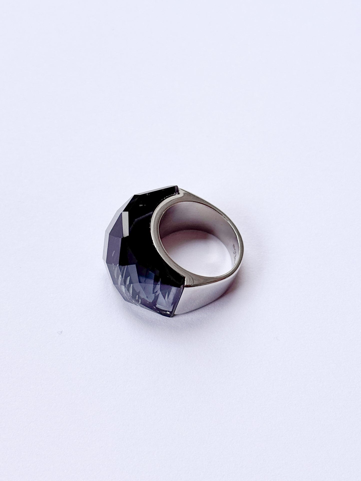 Anillo brillante cristalino