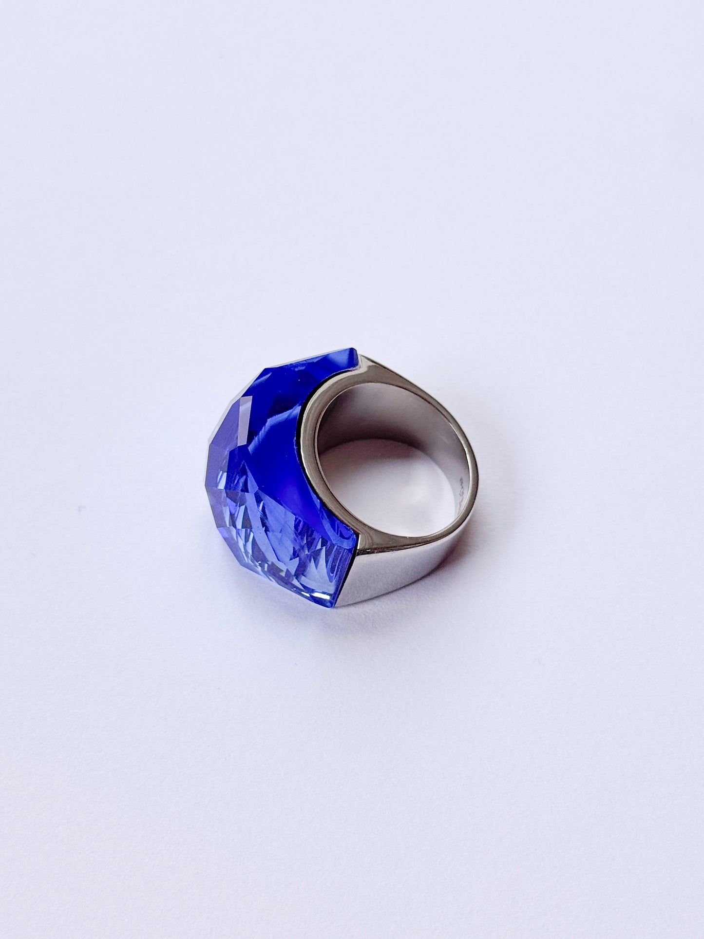 Anillo brillante cristalino