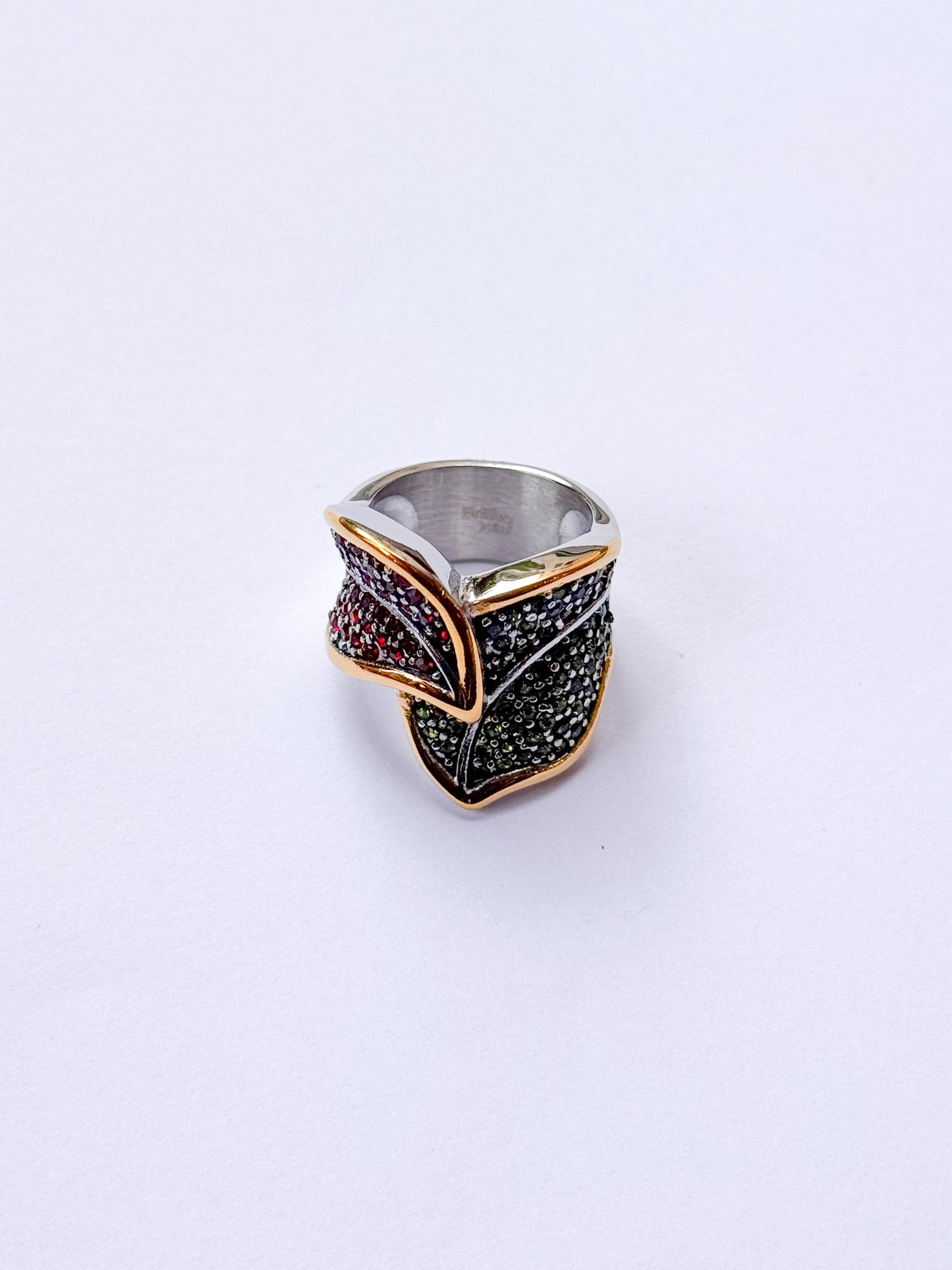 Anillo hojas brillantes