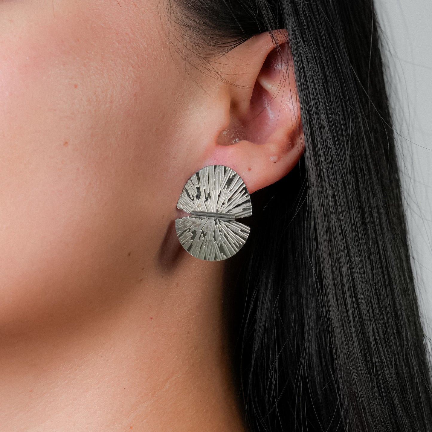 Arete en forma de planta plateado con textura