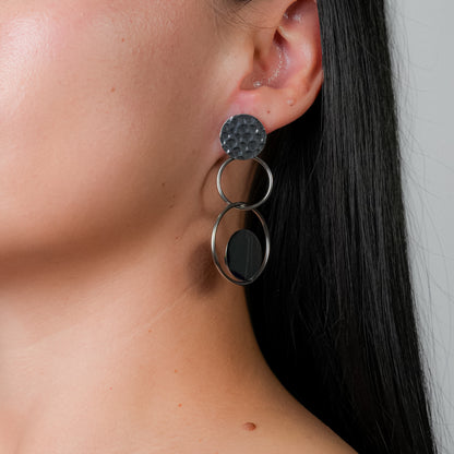 Aretes colgantes en aros plateados