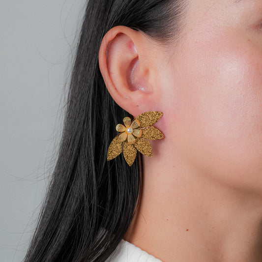 Aretes en forma de flor plateada