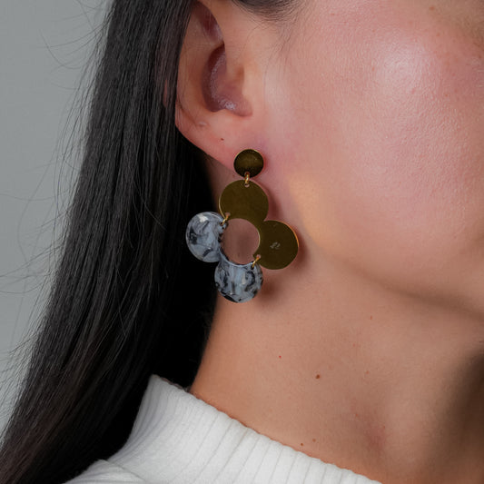 Aretes en flor dorado y poliéster