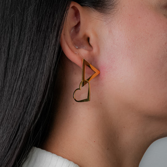 Aretes dorados colgantes en triangulo y corazón