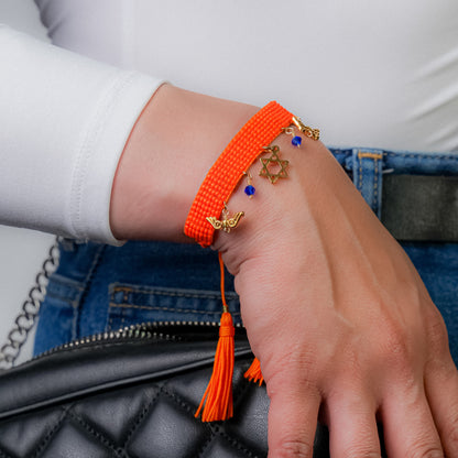 Pulsera tejida naranja con dijes colgantes con dije de estrella