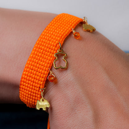 Pulsera tejida naranja con dijes de osos