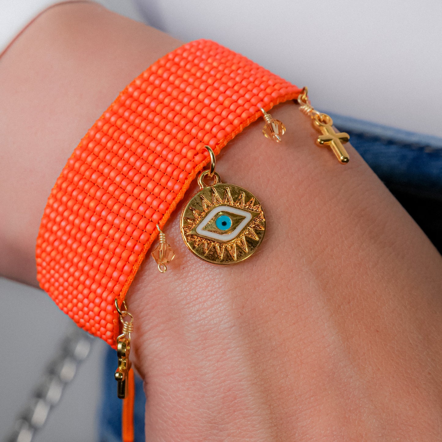 Pulsera tejida con dijes espirituales