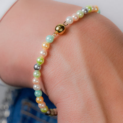 Pulsera de perlas multicolor con broche de imán