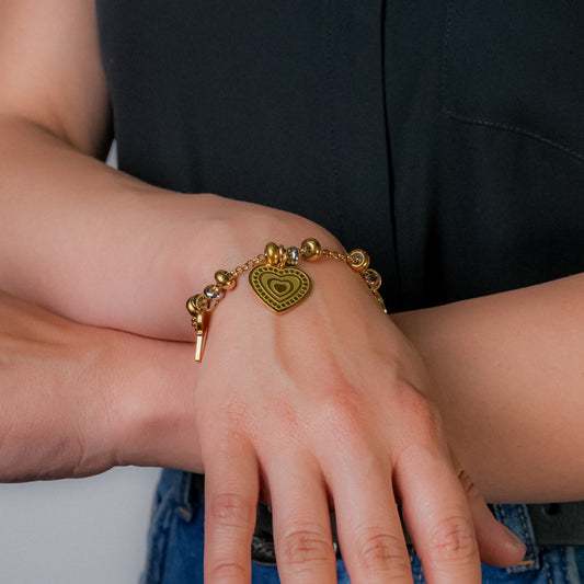 Pulsera dorada con colgantes de amor