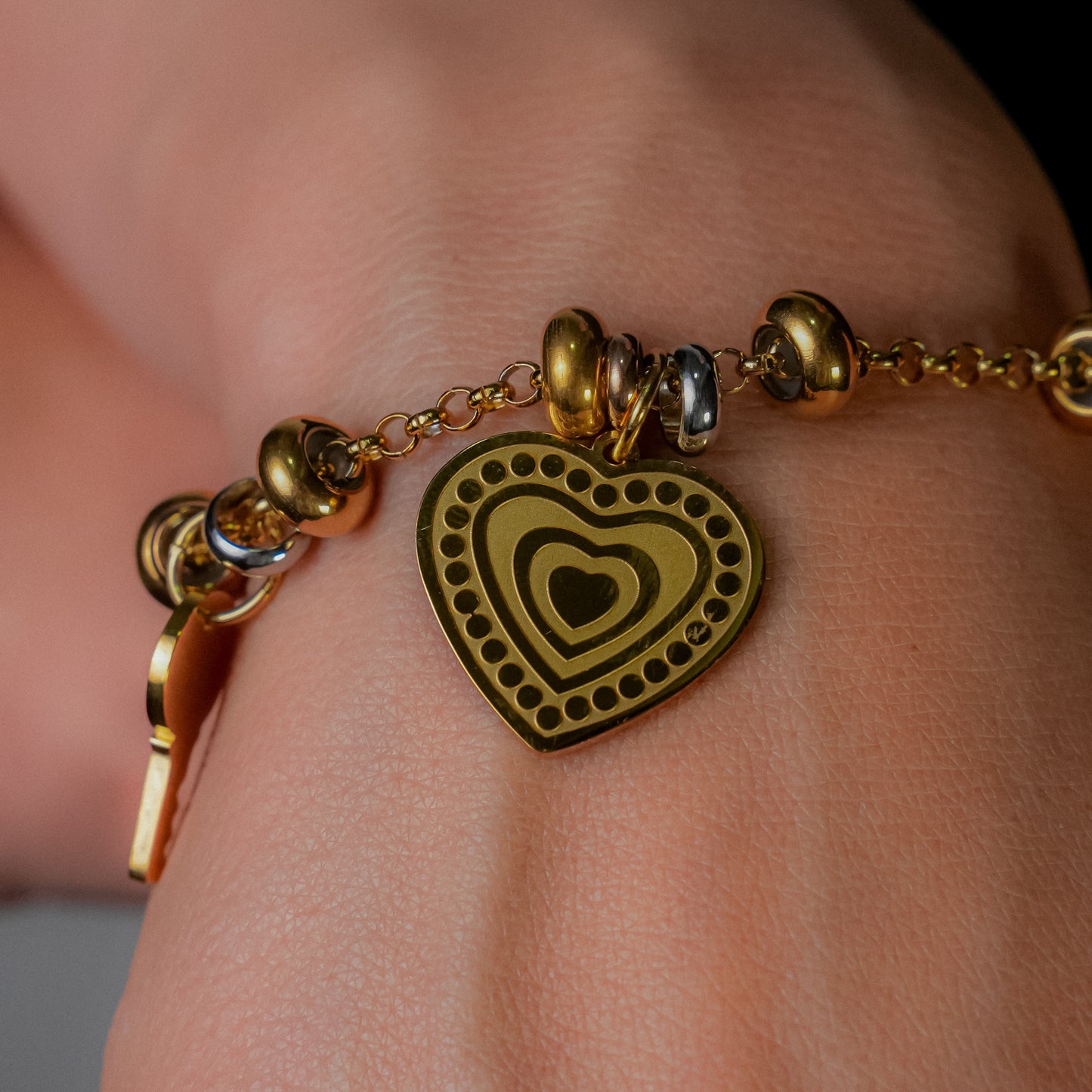 Pulsera dorada con colgantes de amor