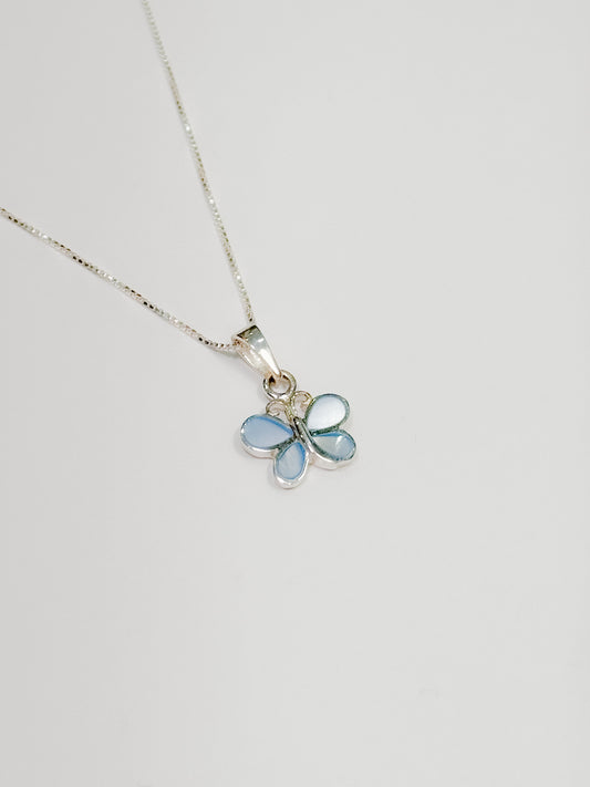 Cadena con mariposa de color